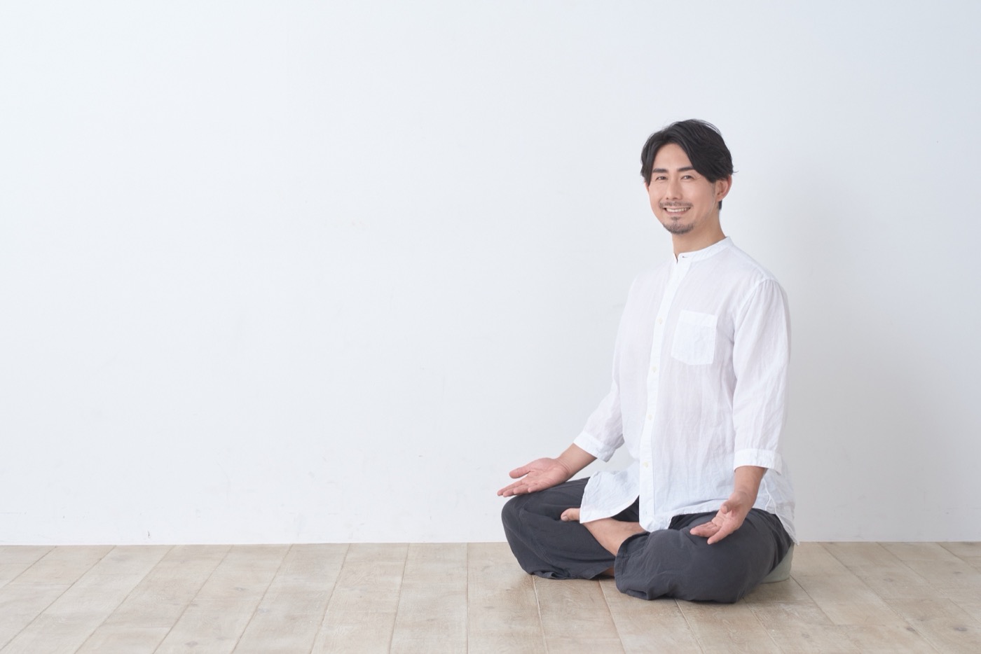 瞑想の姿勢で座る代表理事 吉田昌生